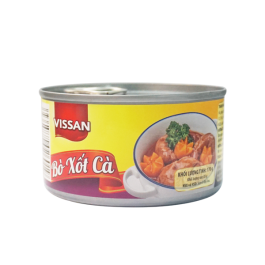 Hộp thịt bò sốt cà Vissan, nhãn vàng đỏ, hình món ăn trên nền trắng.