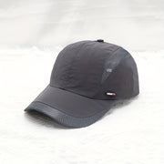 Nón lưỡi trai màu xám đậm với lưới thoáng khí, đặt trên nền trắng.