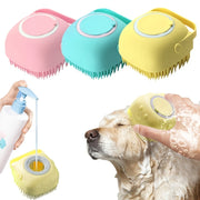 Ba bàn chải silicone màu hồng, xanh, vàng dùng để tắm vật nuôi. Một con chó đang được tắm.