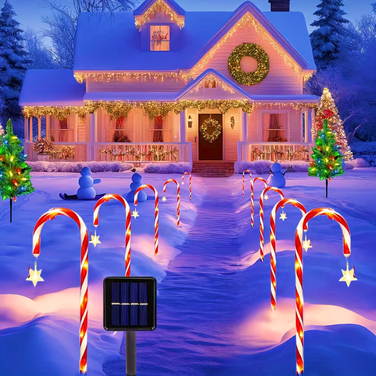 Nhà tuyết trắng trang trí đèn vàng, gậy kẹo phát sáng, cây thông Noel rực rỡ trước sân.