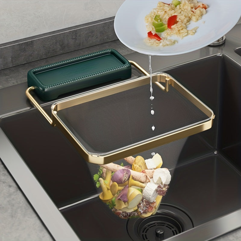 Đĩa trắng đổ thức ăn thừa vào rổ lọc vàng trong bồn rửa màu đen, nước nhỏ giọt xuống.