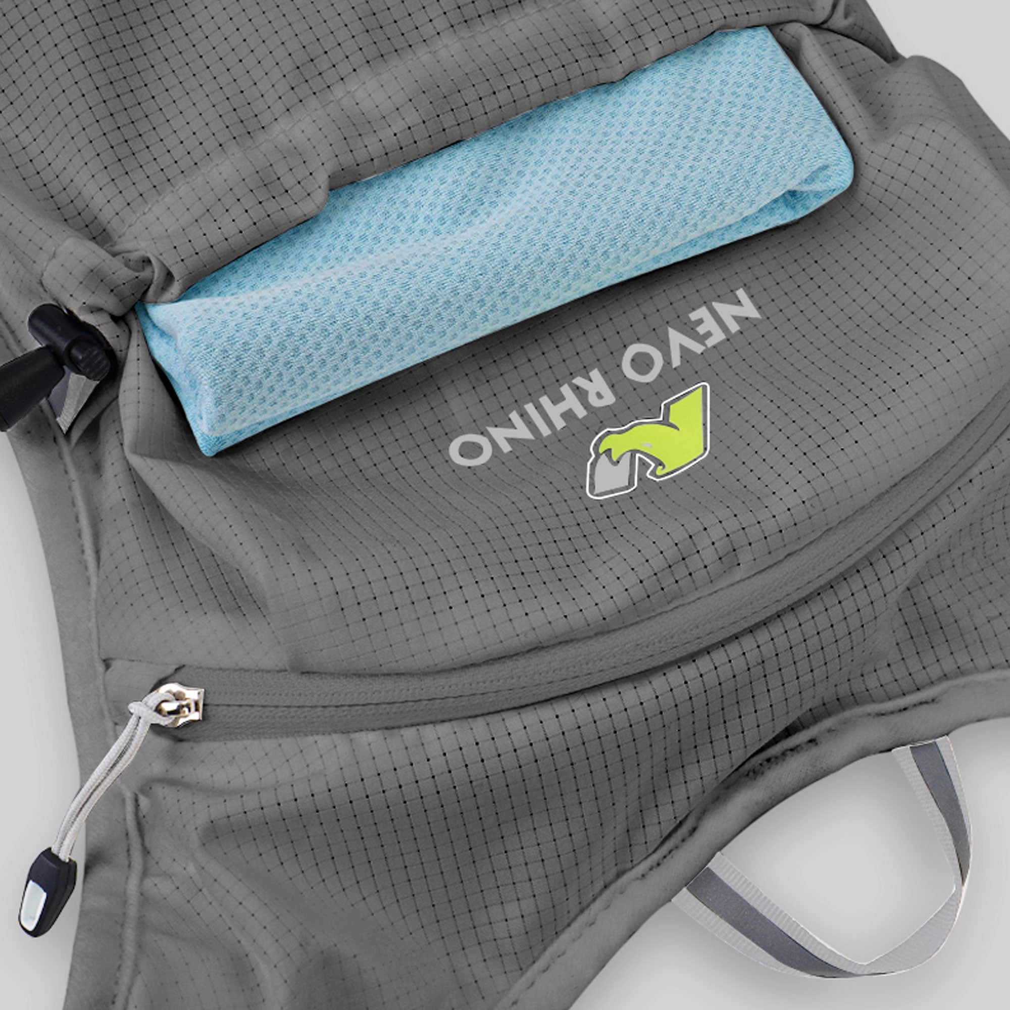 輕量保暖尼龍跑步背心，搭配1.5公升水袋，適合騎乘和戶外背包旅行。 