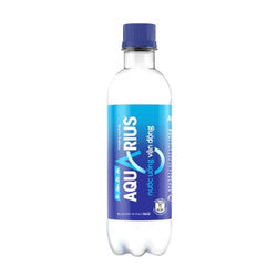 Chai nhựa trong suốt có nhãn xanh dương, nắp xanh đậm, chữ trắng "Aquarius".