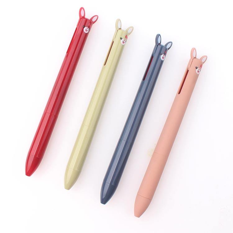 Bốn bút bi có tai thỏ: đỏ, vàng nhạt, xanh dương, hồng trên nền trắng.