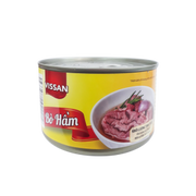 Lon bò hầm Vissan màu vàng, hình món bò hầm ở giữa, chữ đỏ trên nền trắng.