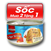 Lon cá ngừ xốt cay Vissan màu xanh, đỏ với nhãn "Sốc Mua 2 Tặng 1" bên trên.