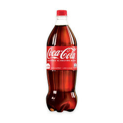Chai Coca-Cola nhựa, nắp đỏ, nhãn đỏ, dung tích 1,5 lít, nền trắng.