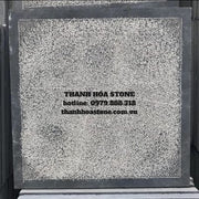 Tấm đá vuông màu xám, bề mặt sần, viền đen, có chữ "THANH HOA STONE" và thông tin liên lạc.