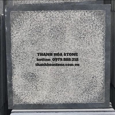 Tấm đá vuông màu xám, bề mặt sần, viền đen, có chữ "THANH HOA STONE" và thông tin liên lạc.