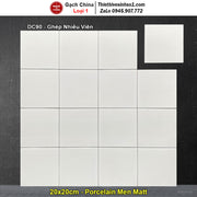Gạch men trắng, vuông 20x20cm, bề mặt mờ, xếp thành lưới, nền đen.