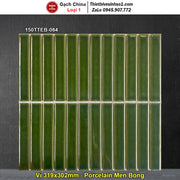 Gạch men bóng màu xanh lá cây, kích thước 319x302mm, sắp xếp dọc trên nền đen.
