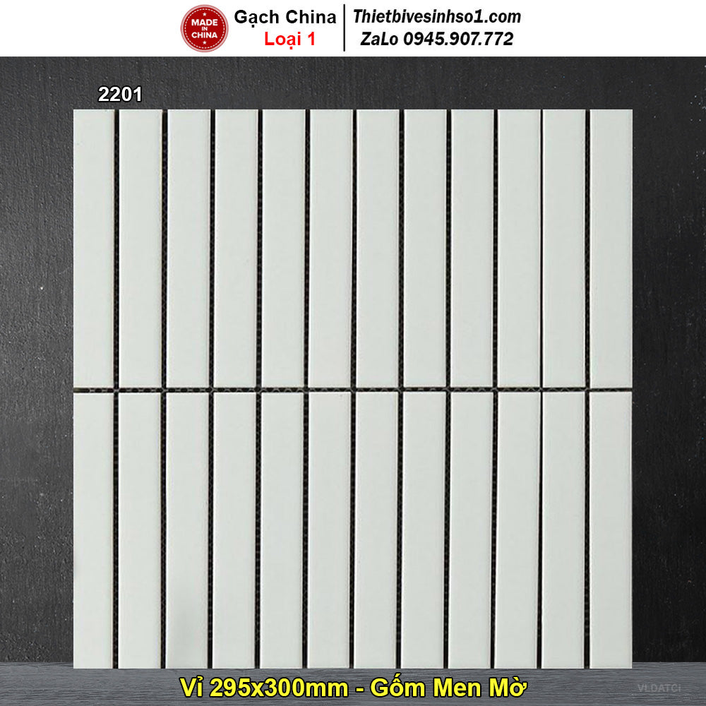 Gạch men mờ màu trắng, dạng chữ nhật đứng, kích thước 295x300mm, nền xám đen.