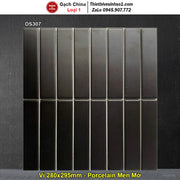 Gạch men màu đen, bóng nhẹ, có kích thước 280x295mm, sắp xếp thành lưới dọc.