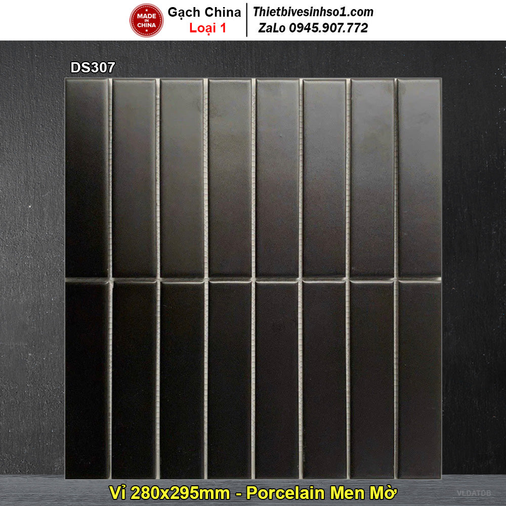 Gạch men màu đen, bóng nhẹ, có kích thước 280x295mm, sắp xếp thành lưới dọc.