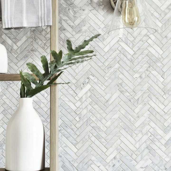 Gạch mosaic xương cá OMK đánh bóng dùng cho ốp tường bếp, tường phòng tắm và sàn nhà, gạch đá cẩm thạch trắng - Daisan Mart