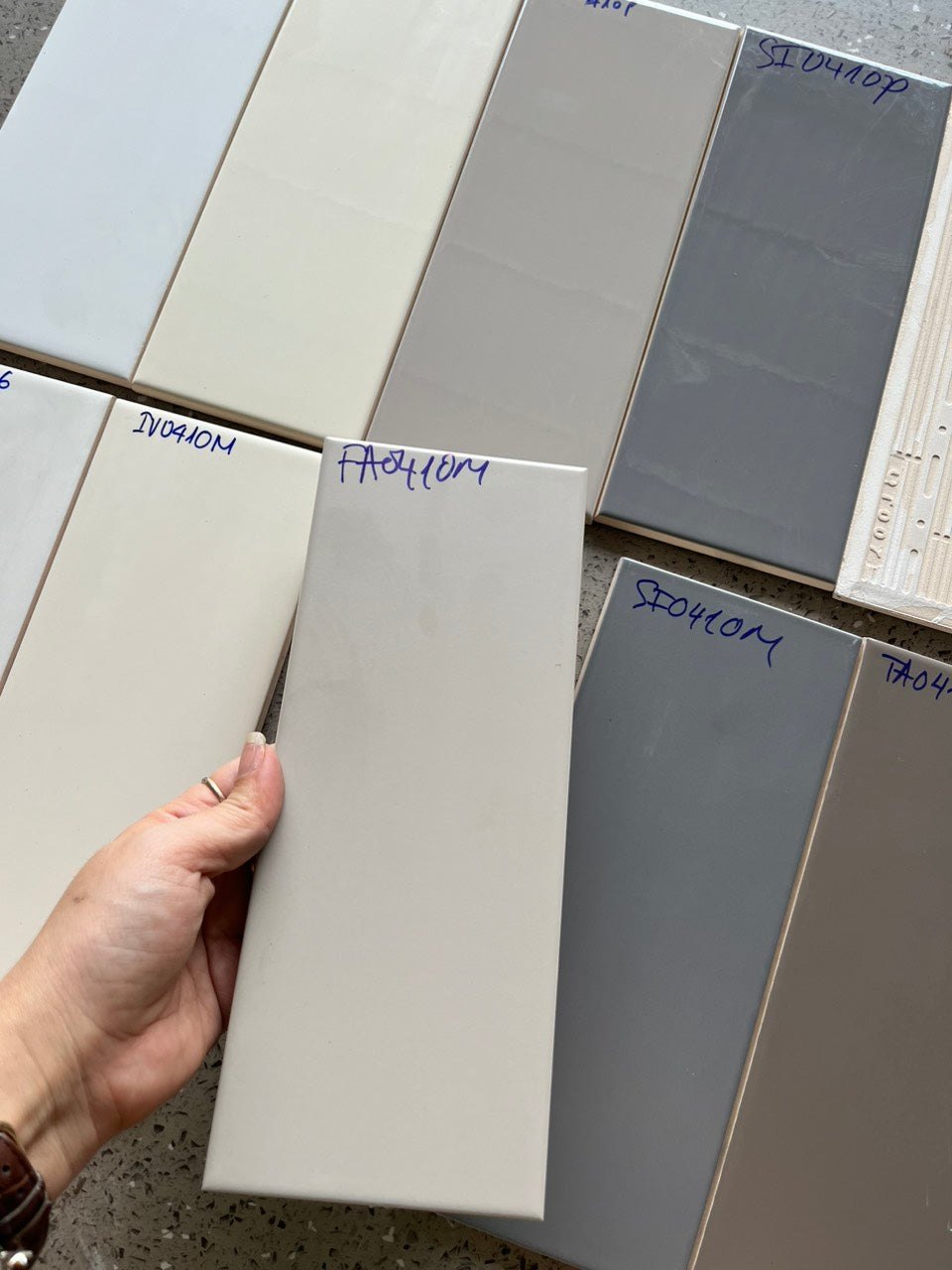 Gạch thẻ xám mờ 10*25 FA0410M - Daisan Mart