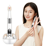 Người phụ nữ cầm dụng cụ chăm sóc tai màu trắng, thiết kế hiện đại, nền trắng.