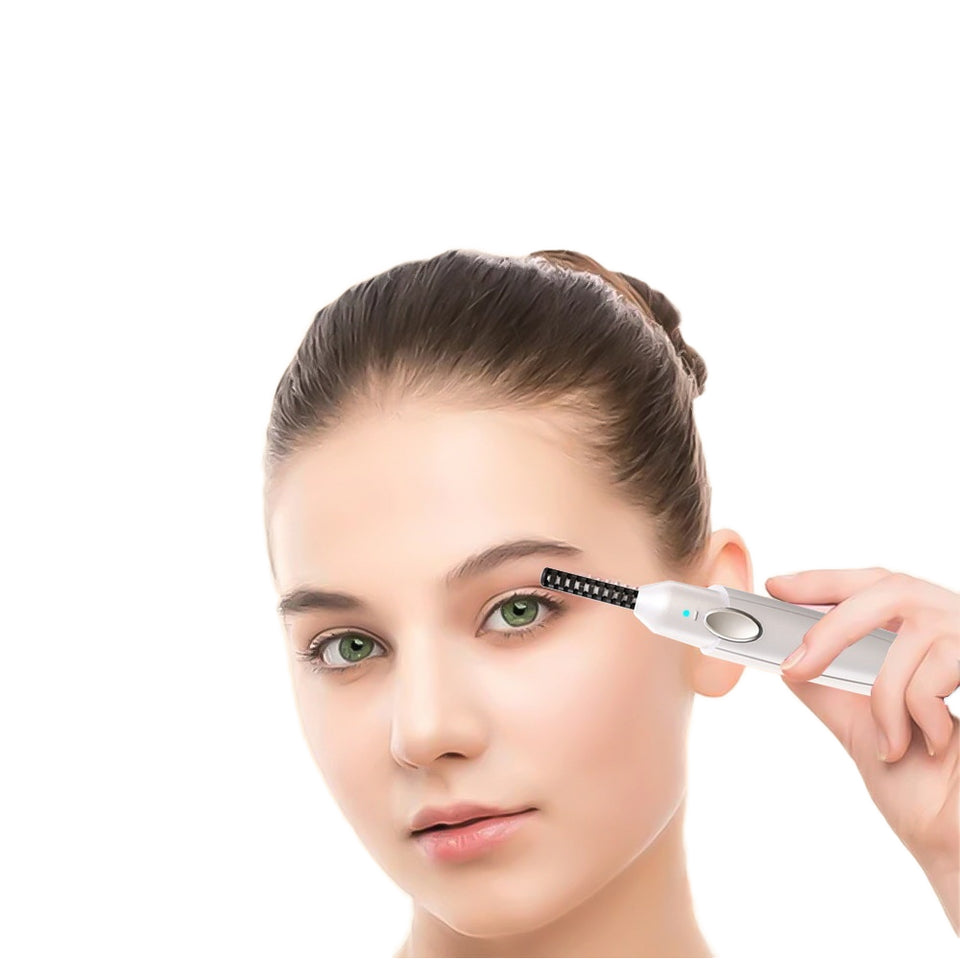 Người phụ nữ dùng máy chải lông mày màu trắng, nền trắng, tóc búi cao.