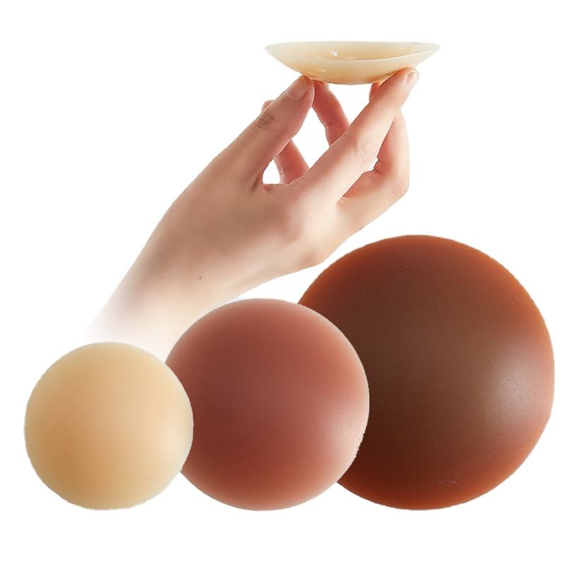 Ba quả cầu màu nâu và be, tay cầm đĩa nhỏ màu kem trên nền trắng.