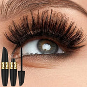 Cận cảnh mắt với lông mi dày, mascara đen và vỏ vàng bên cạnh.