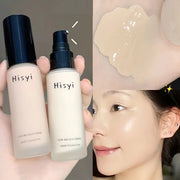 Hai chai kem nền Hisyi màu be và hình ảnh kem trên tay cùng khuôn mặt sáng mịn.