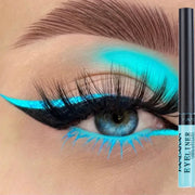 Mắt trang điểm nổi bật với eyeliner màu xanh neon, kẻ mắt sắc nét, lông mi cong dài.