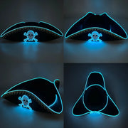 Mũ cướp biển đen viền xanh neon, có hình đầu lâu phát sáng, nhìn từ nhiều góc độ.
