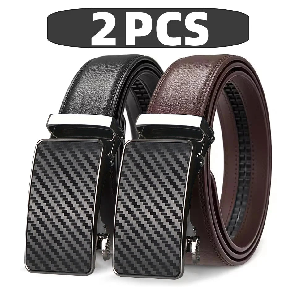 Hai thắt lưng da, một đen một nâu, khóa kim loại vân carbon, chữ "2 PCS" phía trên.