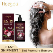 Người phụ nữ gội đầu với bọt trắng, chai dầu gội màu nâu đỏ có hành tây và hương thảo.