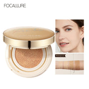 Hộp phấn nước Focallure màu vàng nhạt, kèm ảnh mặt người và cánh tay thử khả năng chống nước.