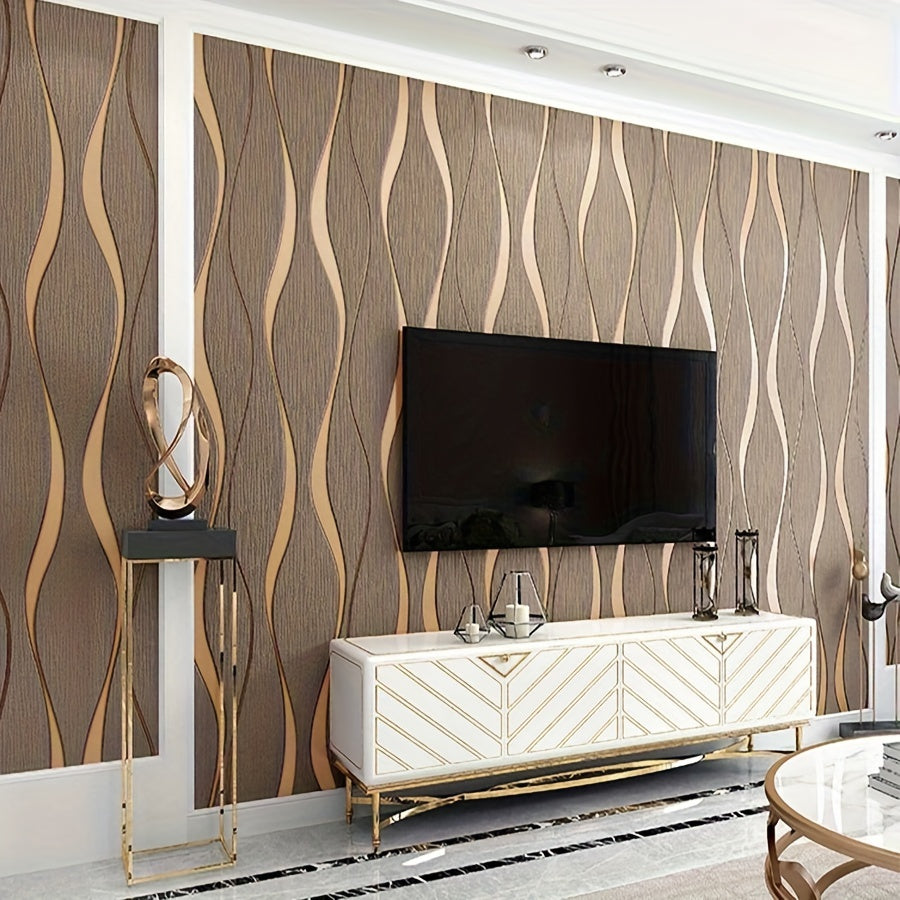 Tường nâu họa tiết lượn sóng vàng, tivi lớn, kệ trắng viền vàng, bàn thấp và đèn trang trí.