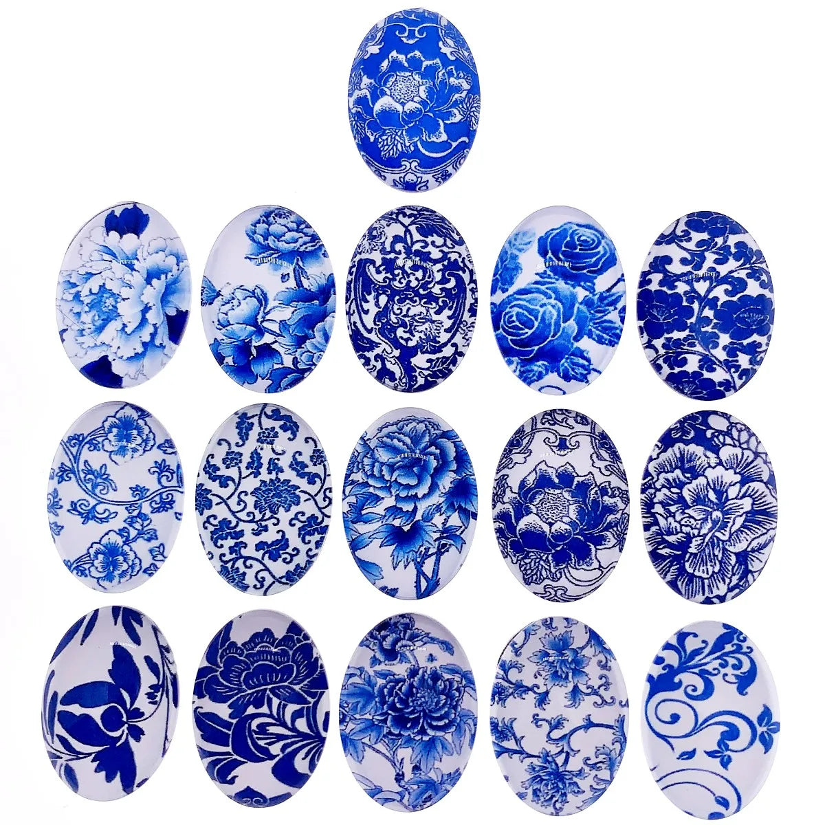 16 viên đá hình oval xanh trắng họa tiết hoa văn trang trí, sắp xếp theo hình tam giác.
