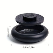 Hộp tròn màu đen, nắp rời, đường kính 9.5cm, cao 2.5cm, có hoa văn đơn giản.