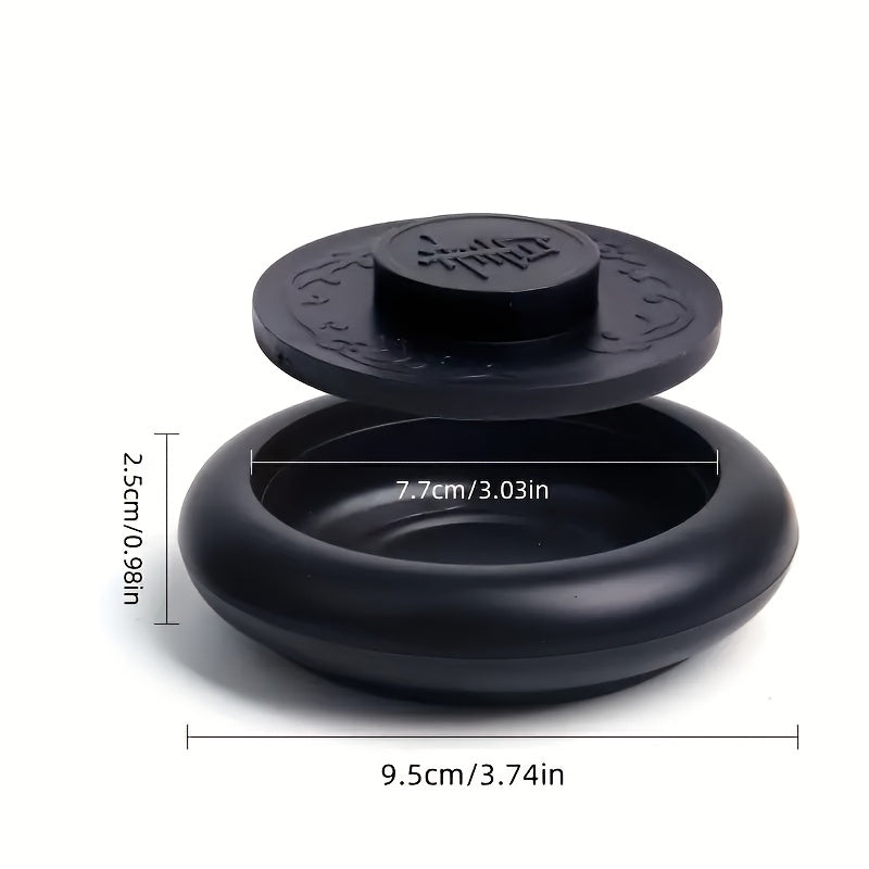 Hộp tròn màu đen, nắp rời, đường kính 9.5cm, cao 2.5cm, có hoa văn đơn giản.