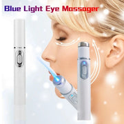 Máy massage mắt ánh sáng xanh, thiết kế dạng bút, có đèn LED xanh và nút bấm, nền trắng sáng.
