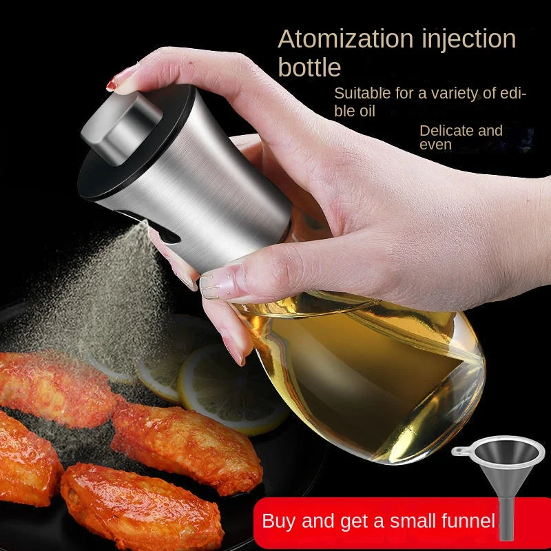 Bình xịt inox cầm tay với dầu, phun lên miếng gà rán trên nền đen, cùng quà tặng phễu nhỏ.