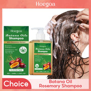 Người đang gội đầu bằng dầu gội Hoegoa Batana Oils, hộp màu xanh lá, bọt trắng nổi bật.