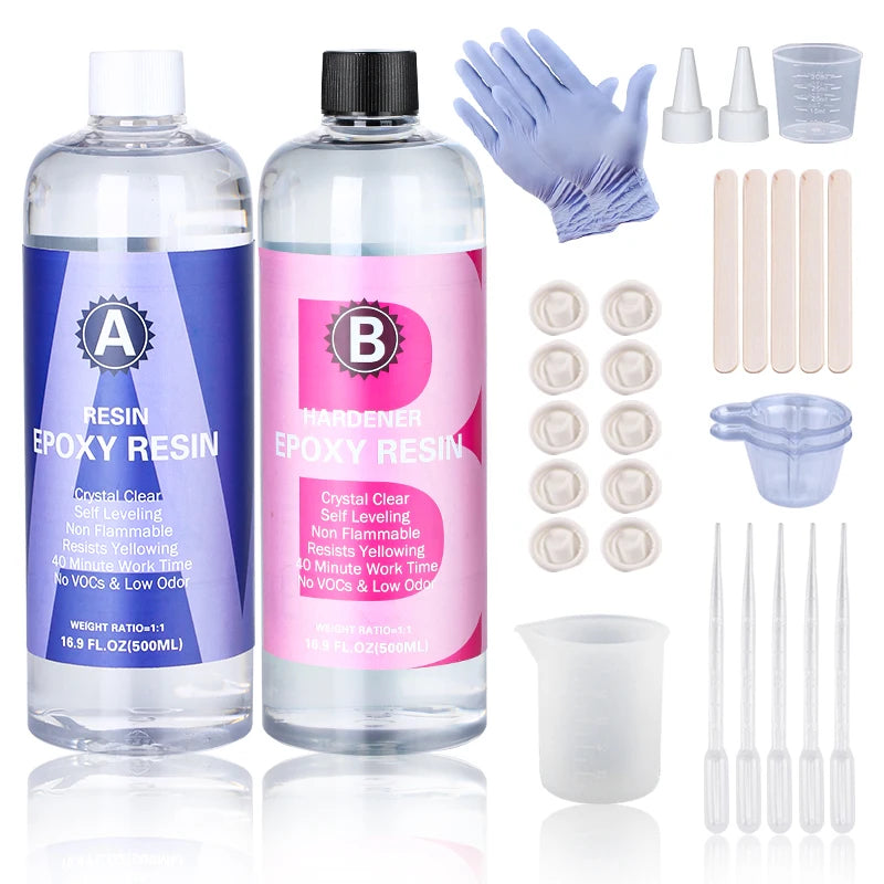 Bộ kit nhựa epoxy gồm hai chai, găng tay, que gỗ, cốc đo, ống nhỏ giọt và nắp đậy màu xanh tím.