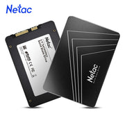 Hai ổ cứng SSD màu đen của Netac, một ổ có hoa văn trắng, nền trắng.