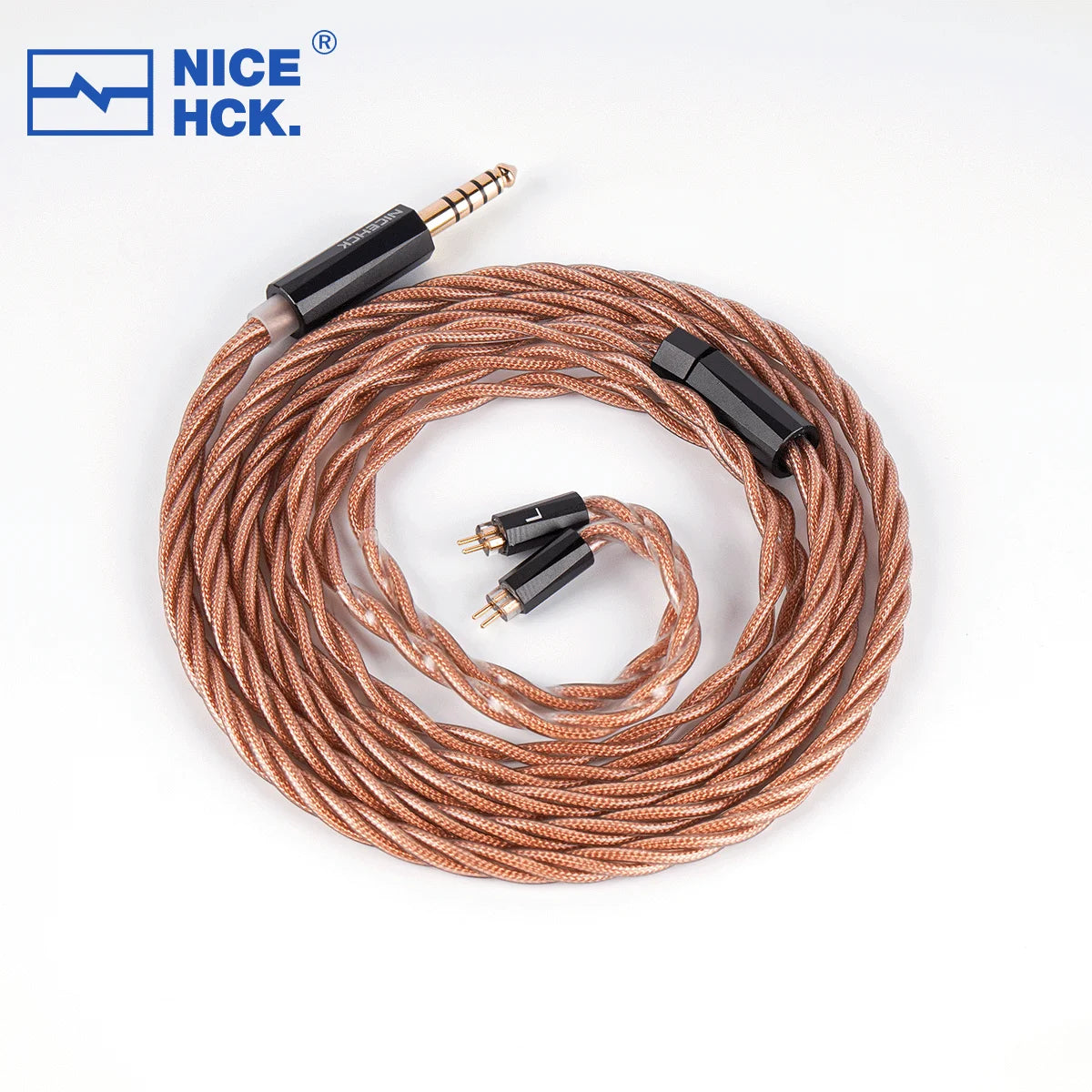 Dây tai nghe xoắn đồng màu nâu, đầu cắm 3.5mm mạ vàng, nền trắng.