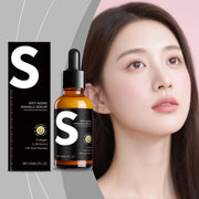 Chai serum màu nâu, nhãn đen chữ trắng “S”, bên cạnh là hình người phụ nữ nhìn xa.