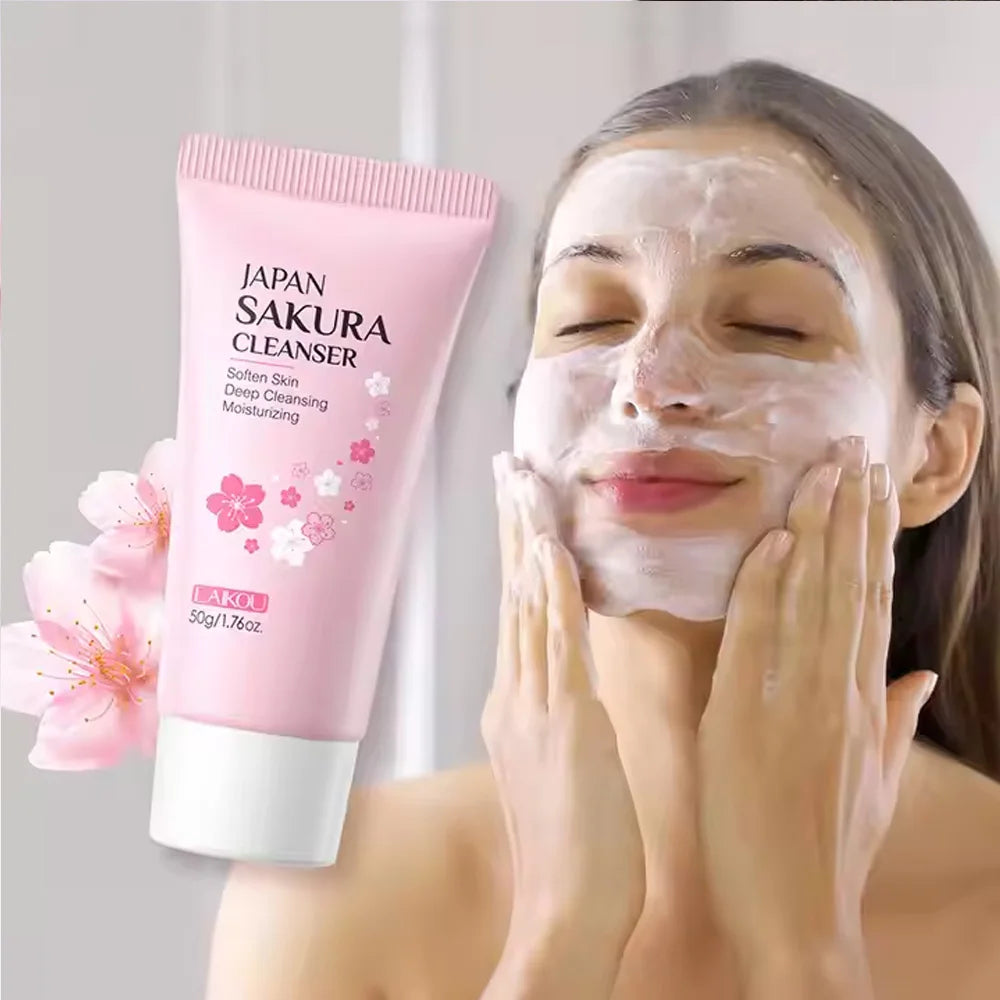 Người phụ nữ rửa mặt với sữa rửa mặt màu hồng, hình hoa anh đào, chất kem trắng.