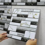 Gạch trang trí cầm tay, màu trắng và đen, vân đá cẩm thạch, bố trí dạng gạch thẻ.