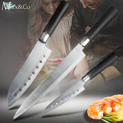 Ba con dao inox sáng bóng, cán đen, nền mờ với người và tôm ở góc dưới.
