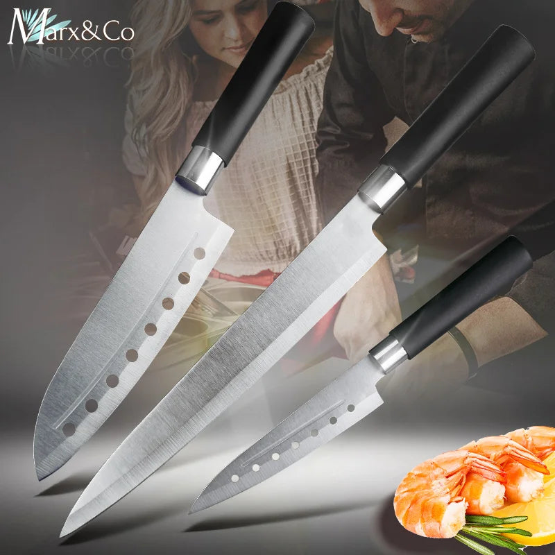 Ba con dao inox sáng bóng, cán đen, nền mờ với người và tôm ở góc dưới.
