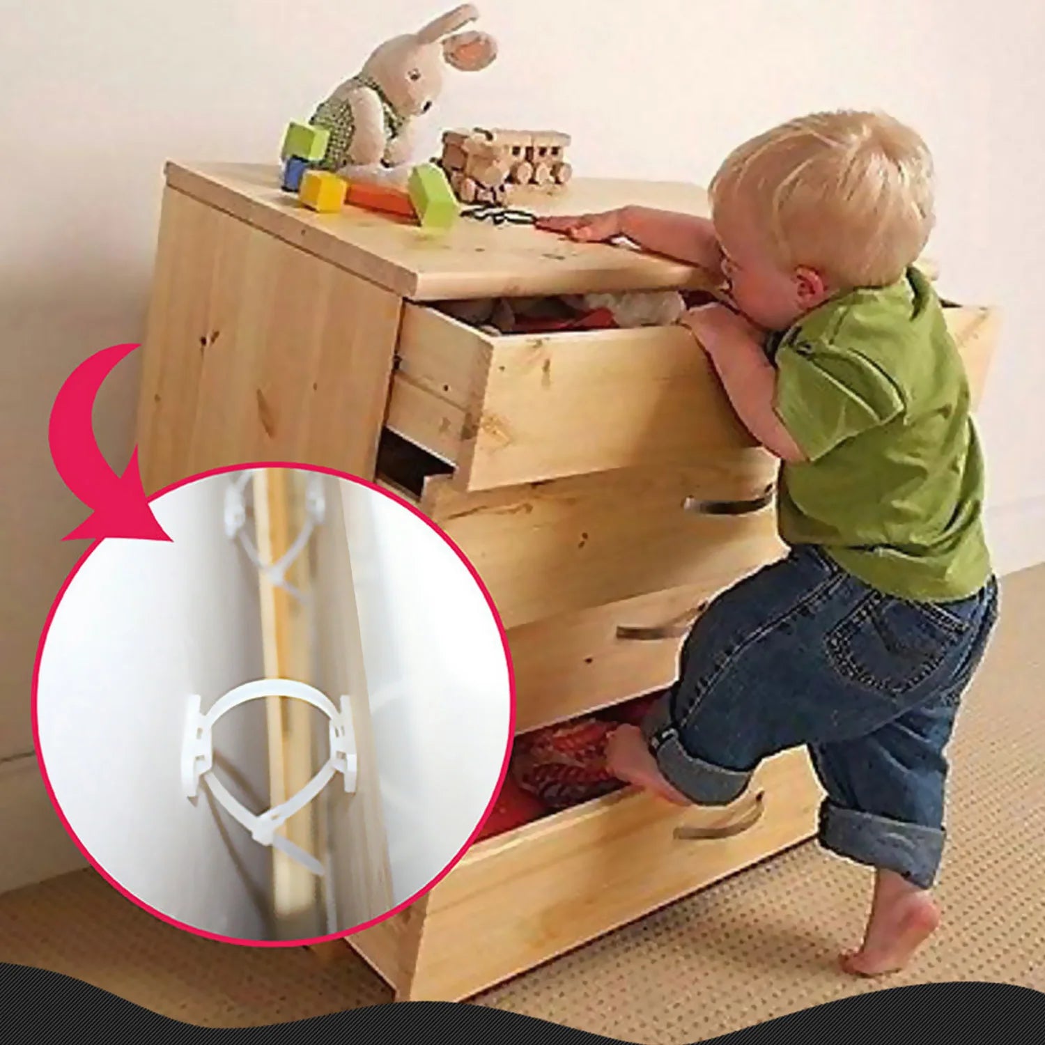 Em bé trèo lên tủ gỗ, có đồ chơi trên nóc. Vòng tròn đỏ mô tả dây neo an toàn.