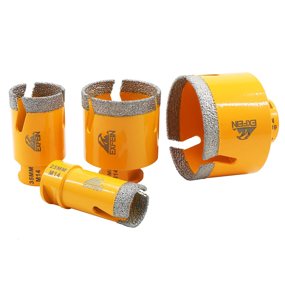 Bộ bốn mũi khoan màu vàng cam, viền bạc, kích thước khác nhau, trên nền trắng.