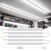 Bốn đèn LED trắng sáng, hình trụ, với công tắc và phích cắm, lắp trên trần nhà kho.