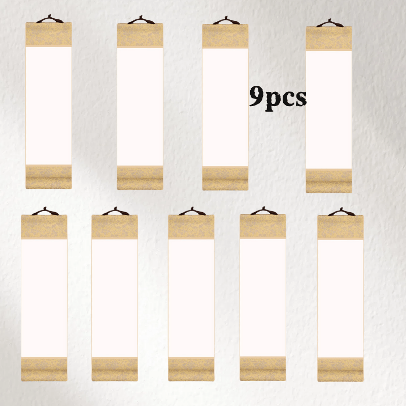 9 cuộn giấy cuốn màu vàng nhạt, nền tường trắng, sắp xếp thành 3 hàng dọc.