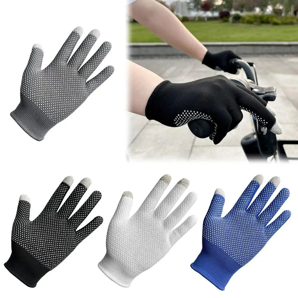 Bốn găng tay chấm bi đen, trắng, xanh; một đôi đeo lái xe đạp, nền xanh cỏ.